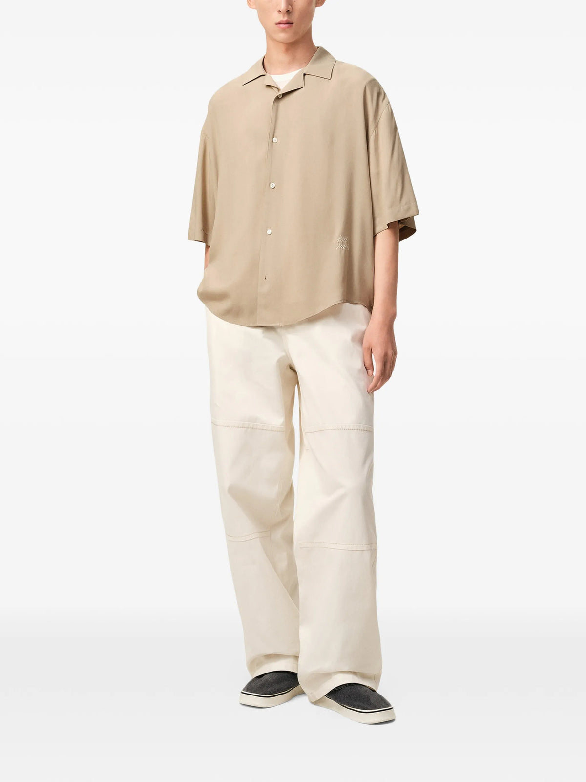 Short-sleeved shirt with embroidery.