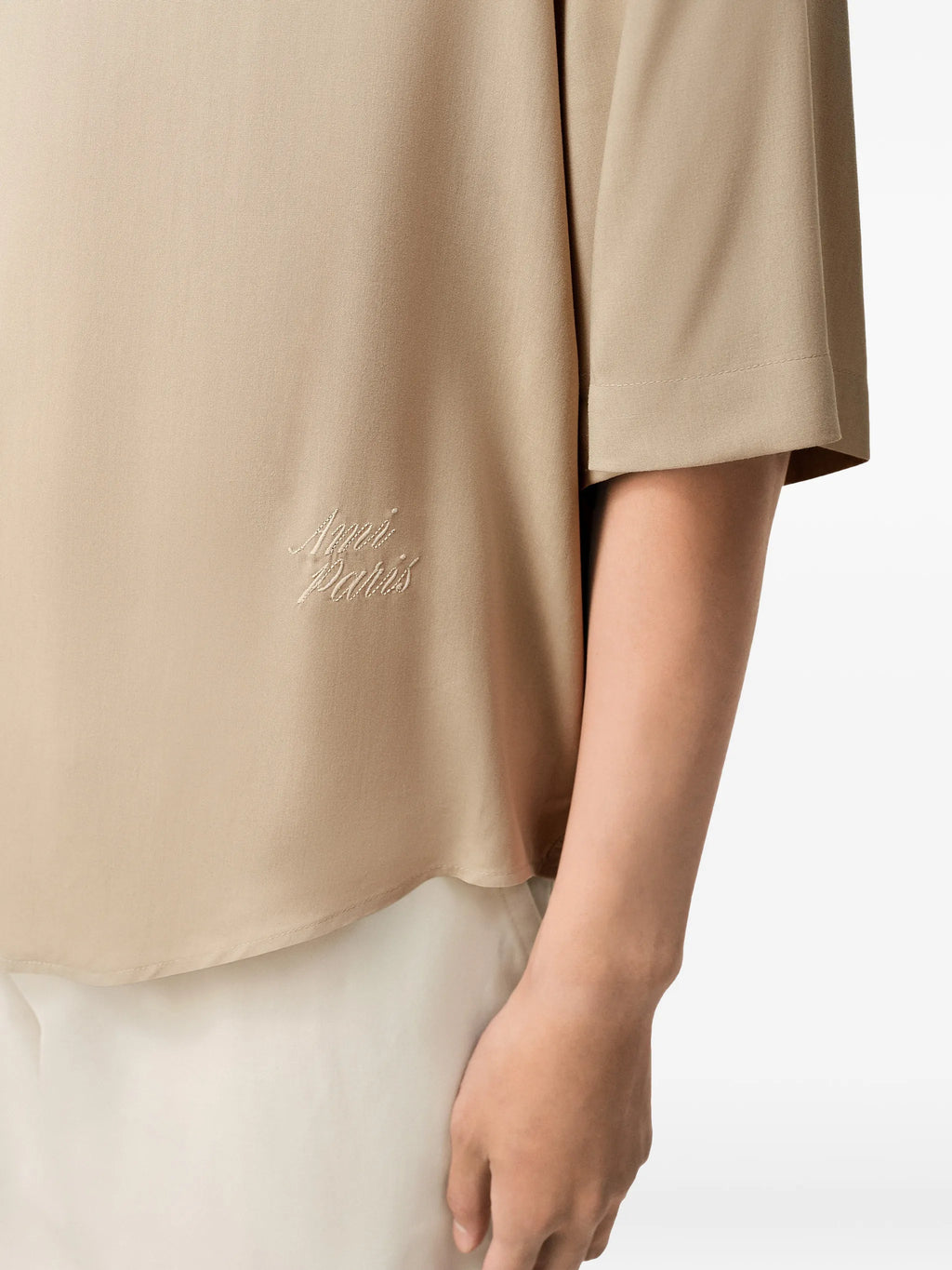 Short-sleeved shirt with embroidery.