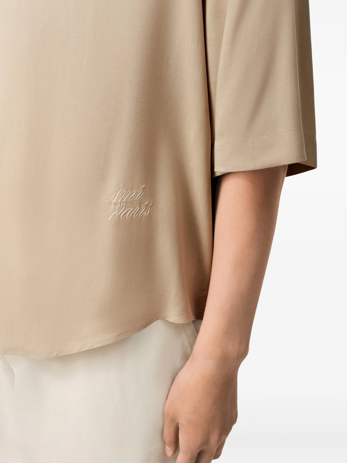 Short-sleeved shirt with embroidery.