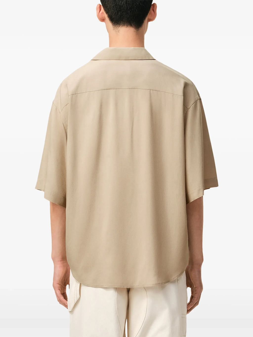 Short-sleeved shirt with embroidery.